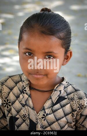 TIKAMGARH, MADHYA PRADESH, INDE - 03 MAI 2020 : portrait d'une jeune fille indienne d'un village. Banque D'Images