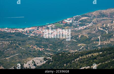 Vue agrandie de la ville de Tucepi, vue de la montagne de Biokovo à vingt kilomètres. Petite ville sur la côte de la mer adriatique Banque D'Images