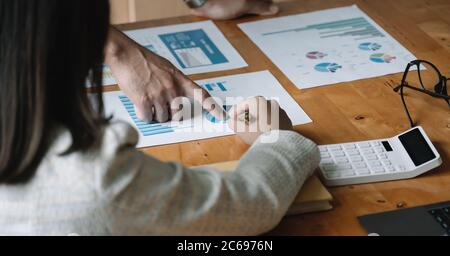 le conseiller en affaires décrit un plan de marketing pour établir des stratégies d'affaires pour les femmes propriétaires d'affaires avec l'utilisation de la calculatrice. concept de planification d'affaires Banque D'Images