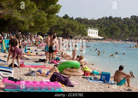 Début de la saison estivale en Croatie. Plage publique populaire à Makarska. Plage surpeuplée comme d'habitude, même en période d'épidémie de covid, les gens sont toujours Banque D'Images