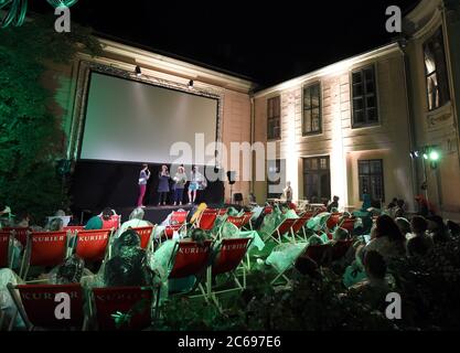 Vienne, Autriche. 6 juillet 2020. Les créateurs d'un court-métrage partagent leurs réflexions sur la production cinématographique lors du « Festival du court-métrage en plein air de Dotdotdot » à Vienne, Autriche, le 6 juillet 2020. Le 11ème Festival du court métrage en plein air de Dotdotdot se tient dans la cour du musée Volkskunde de Vienne du 5 juillet au 25 août, avec 120 courts métrages à provisionner. En raison des mesures de prévention et de contrôle de la COVID-19, le nombre de visiteurs est limité pendant le festival. Crédit: Guo Chen/Xinhua/Alay Live News Banque D'Images