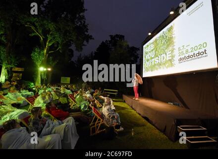 Vienne, Autriche. 6 juillet 2020. Un hôte présente un court-métrage qui sera projeté lors du 'Festival du court-métrage en plein air de Dotdotdot' à Vienne, Autriche, le 6 juillet 2020. Le 11ème Festival du court métrage en plein air de Dotdotdot se tient dans la cour du musée Volkskunde de Vienne du 5 juillet au 25 août, avec 120 courts métrages à provisionner. En raison des mesures de prévention et de contrôle de la COVID-19, le nombre de visiteurs est limité pendant le festival. Crédit: Guo Chen/Xinhua/Alay Live News Banque D'Images