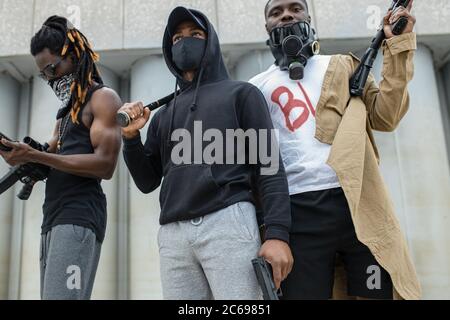 Vague de fureur violente des Noirs éclate à travers les Etats-Unis, les hommes armés vont dans les manifestations, ne gardez pas le silence Banque D'Images
