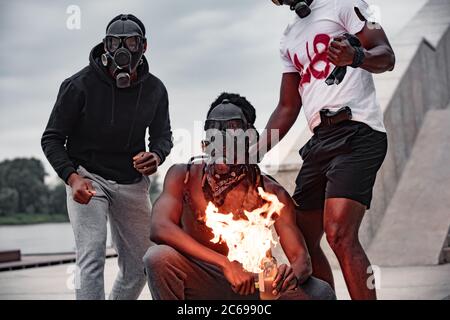 de jeunes hommes africanamericains agressifs ont mis le feu sur des bouteilles dans les rues pendant la manifestation après avoir tué un homme à peau noire par la police Banque D'Images