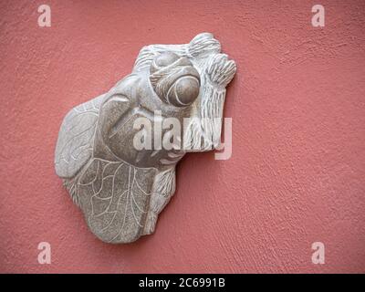 GÉRONE ESPAGNE-27 JUIN 2020 : figure de la mouche sur le mur rouge du Carrer de les mosquées (rue des mouches) Banque D'Images