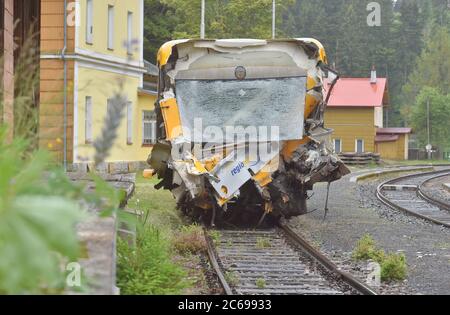 Karlovy Vary, ouest de la République tchèque. 8 juillet 2020. Le train impliqué dans l'accident du mardi reste à la gare Pernink, dans la région de Karlovy Vary, dans l'ouest de la République tchèque, le 8 juillet 2020. Deux trains de voyageurs se sont heurtés, tuant au moins deux personnes et blessant une vingtaine d'autres personnes. L'accident s'est produit entre les stations de Nove Hamry et de Pernink et l'inspection examine ses causes et circonstances sur le lieu de la collision. Crédit : CTK/Alay Live News Banque D'Images