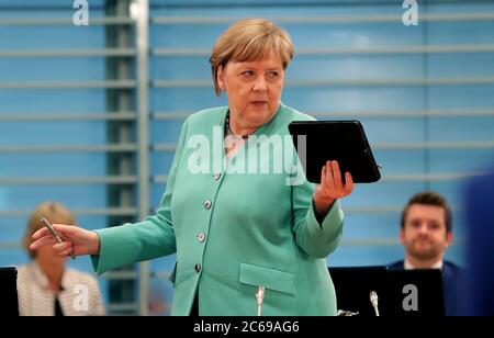 Berlin, Allemagne. 08 juillet 2020. La chancelière Angela Merkel (CDU) vient à la réunion hebdomadaire du cabinet de la Chancellerie avec une tablette. Crédit : Michael Sohn/POOL AP/dpa/Alay Live News Banque D'Images