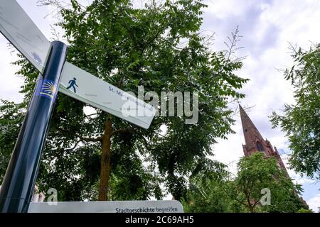 Eberswalde, Allemagne. 06e juillet 2020. Un panneau indique le chemin vers l'église de Marie-Madeleine, qui se trouve sur le chemin de Saint-Jacques, marquée d'une coquille jaune stylisée. L'église est en cours de rénovation à l'intérieur après un incendie en décembre 2019. À l'aide d'un échafaudage, la suie sur les murs sera éliminée. Les travaux de réparation doivent prendre un à deux ans. Credit: Jens Kalaene/dpa-Zentralbild/ZB/dpa/Alay Live News Banque D'Images