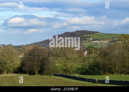 Colline (crête), arbres boisés à flanc de colline, champs de terres agricoles, moutons et ciel bleu - vue panoramique sur Otley Chevin, Wharfedale, Angleterre Banque D'Images