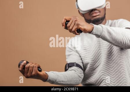 L'Homme à lunettes VR est maintenant les jeux 3D jeu, mais l'humanité se trouve au seuil d'une ère nouvelle de contrôler les objets dans la réalité virtuelle de la real worl Banque D'Images