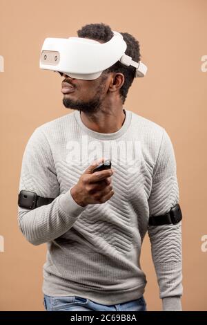 L'Homme à lunettes VR est maintenant les jeux 3D jeu, mais l'humanité se trouve au seuil d'une ère nouvelle de contrôler les objets dans la réalité virtuelle de la real worl Banque D'Images