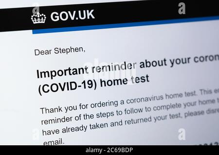 Un écran d'ordinateur montrant un rappel par e-mail du gouvernement britannique pour prendre un kit de test à domicile du coronavirus Covid-19 commandé Banque D'Images