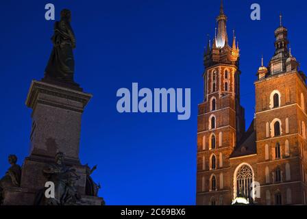 Basilique Sainte-Marie de Cracovie et statue à l'heure bleue Banque D'Images