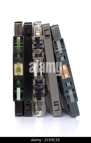 Pile de cassettes audio anciennes isolées sur fond blanc, musique vintage et concept de technologie Banque D'Images