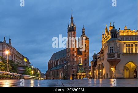 La salle de la toile et la basilique tôt le matin à Cracovie, en Pologne Banque D'Images