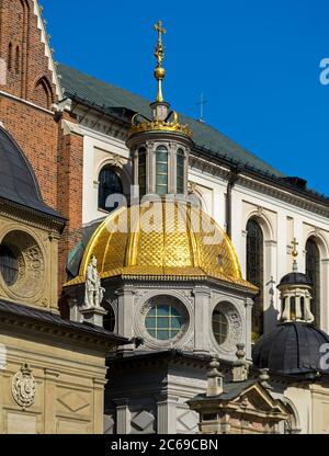 Dôme doré sur la chapelle de Sigismund au château de Wawel, Cracovie, Pologne Banque D'Images