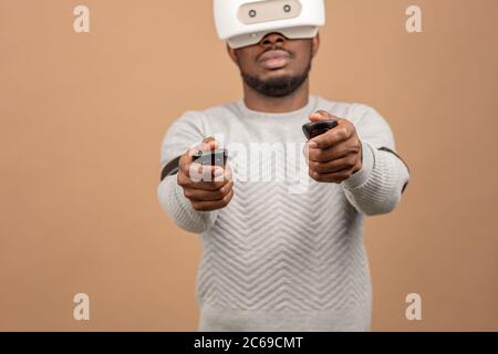 L'Homme à lunettes VR est maintenant les jeux 3D jeu, mais l'humanité se trouve au seuil d'une ère nouvelle de contrôler les objets dans la réalité virtuelle de la real worl Banque D'Images