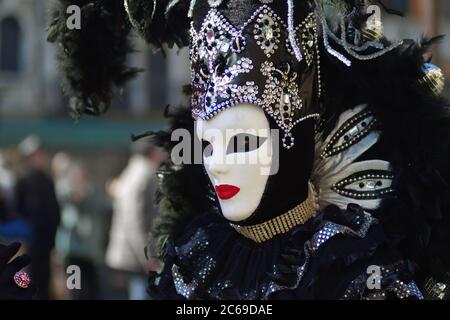 Venise, Italie - 6 mars 2011 : personne masquée non identifiée en costume sur la place Saint-Marc pendant le Carnaval de Venise. Le carnaval de 2011 était le hel Banque D'Images