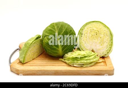 Tête de chou en tranches sur une planche à découper sur fond clair. Produit naturel. Couleur naturelle. Gros plan. Banque D'Images