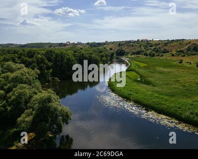 Vue aérienne sur un magnifique paysage naturel. Rivière Voronezh, Russie Banque D'Images