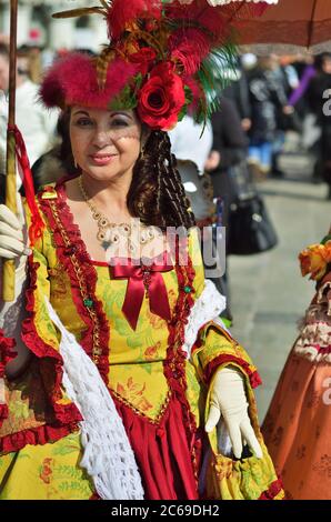 Venise, Italie - 6 mars 2011 : participant non identifié en costume sur la place Saint-Marc pendant le Carnaval de Venise. Le carnaval de 2011 a eu lieu à l'avant Banque D'Images