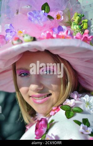 Venise, Italie - 6 mars 2011 : un participant non identifié au costume de printemps sur la place Saint-Marc pendant le Carnaval de Venise. Le carnaval de 2011 Banque D'Images