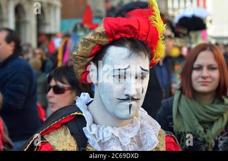 Venise, Italie - 6 mars 2011 : participant non identifié en costume sur la place Saint-Marc pendant le Carnaval de Venise. Le carnaval de 2011 a eu lieu à l'avant Banque D'Images