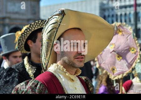 Venise, Italie - 6 mars 2011 : participant non identifié en costume sur la place Saint-Marc pendant le Carnaval de Venise. Le carnaval de 2011 a eu lieu à l'avant Banque D'Images