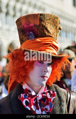 Venise, Italie - 6 mars 2011 : participant non identifié au costume Mad Hatter d'Alice in Wonderland Story sur la place Saint-Marc pendant le carnaval Banque D'Images