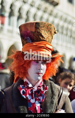 Venise, Italie - 6 mars 2011 : participant non identifié au costume Mad Hatter d'Alice in Wonderland Story sur la place Saint-Marc pendant le carnaval Banque D'Images