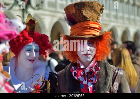 Venise, Italie - 6 mars 2011 : participants non identifiés en costumes Queen of Hearts et Mad Hatter d'Alice in Wonderland Story sur la ququinte de Saint-Marc Banque D'Images