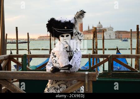 VENISE - 7 MARS : une personne masquée non identifiée en costume sur la place Saint-Marc pendant le Carnaval de Venise le 7 mars 2011. Le carnaval de 2011 était Banque D'Images