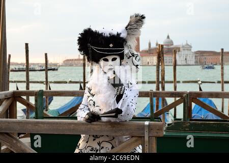 VENISE - 7 MARS : un participant à la place Saint-Marc pendant le Carnaval de Venise le 7 mars 2011. Le carnaval de 2011 a lieu du 26 février au M Banque D'Images