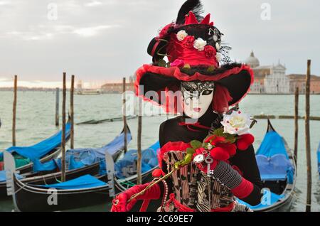 VENISE - 7 MARS : une personne masquée non identifiée en costume sur la place Saint-Marc pendant le Carnaval de Venise le 7 mars 2011. Le carnaval de 2011 était Banque D'Images