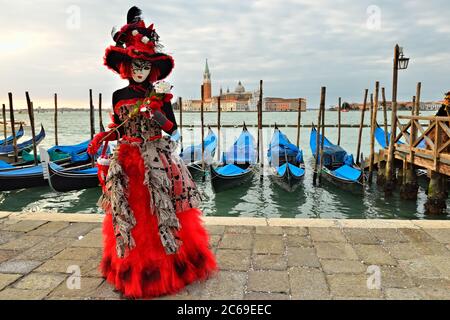 VENISE - 7 MARS : une personne masquée non identifiée en costume sur la place Saint-Marc pendant le Carnaval de Venise le 7 mars 2011. Le carnaval de 2011 était Banque D'Images