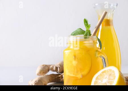 Boisson indonésienne à base de plantes Jamu avec curcuma, gingembre, citron. Banque D'Images