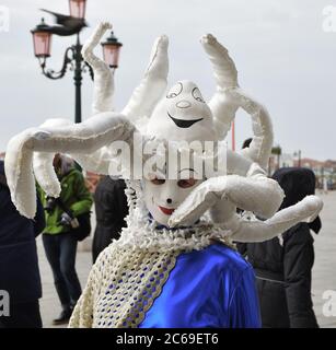 Venise, Italie - 6 mars 2011 : un participant non identifié au masque poulpe sur la place Saint-Marc pendant le Carnaval de Venise. Le carnaval de 2011 était h Banque D'Images