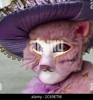 Venise, Italie - 6 mars 2011 : un participant non identifié au masque de chat sur la place Saint-Marc pendant le Carnaval de Venise. Le carnaval de 2011 a eu lieu Banque D'Images