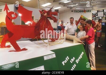 ACCUEIL DÉCOUVREZ LES SENTIERS du Dragon pneumatique à l'intérieur du centre scientifique et de découverte Techniquest, Cardiff, pays de Galles, Royaume-Uni. Vers les années 1980 Banque D'Images