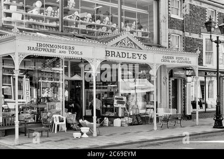 The former Bradley's Ironmongers, Middleton Street, Llandrindod Wells, Powys, pays de Galles, Royaume-Uni. Vers les années 1990 Banque D'Images