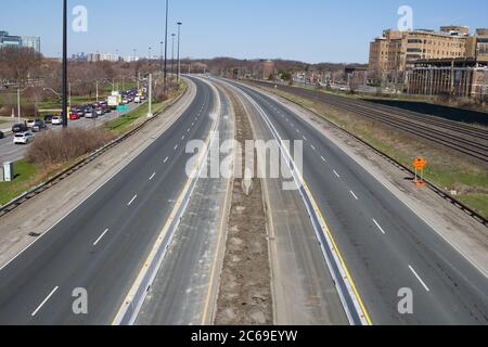 TORONTO, CANADA - 27 AVRIL 2014 : la Gardiner Expressway pendant la journée sans circulation en raison de la constuction. Sur la gauche, vous pouvez voir le trafic détourné Banque D'Images