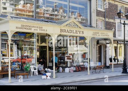 The former Bradley's Ironmongers, Middleton Street, Llandrindod Wells, Powys, pays de Galles, Royaume-Uni. Vers les années 1990 Banque D'Images