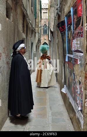 Venise, Italie - 7 mars 2011 : couple personnes masquées en costume sur la rue étroite pendant le Carnaval de Venise. Le carnaval de 2011 a eu lieu à partir de Febr Banque D'Images
