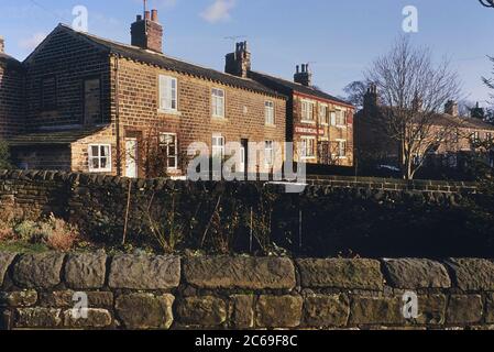 The Commerical Inn - plus tard rebaptisé Woolpack pour le programme de télévision Emmerdale quand il a été filmé dans le village d'Esholt, West Yorkshire, Angleterre, Royaume-Uni. Vers les années 1980 Banque D'Images