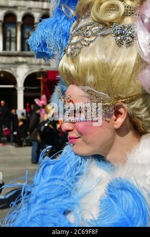 Venise, Italie - 6 mars 2011 : un participant non identifié dans un masque sur la place Saint-Marc pendant le Carnaval de Venise. Le carnaval de 2011 a eu lieu de Banque D'Images