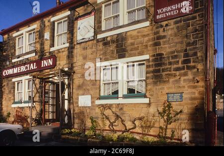 The Commerical Inn - plus tard rebaptisé Woolpack pour le programme de télévision Emmerdale quand il a été filmé dans le village d'Esholt, West Yorkshire, Angleterre, Royaume-Uni. Vers les années 1980 Banque D'Images