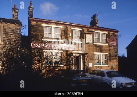 The Commerical Inn - plus tard rebaptisé Woolpack pour le programme de télévision Emmerdale quand il a été filmé dans le village d'Esholt, West Yorkshire, Angleterre, Royaume-Uni. Vers les années 1980 Banque D'Images