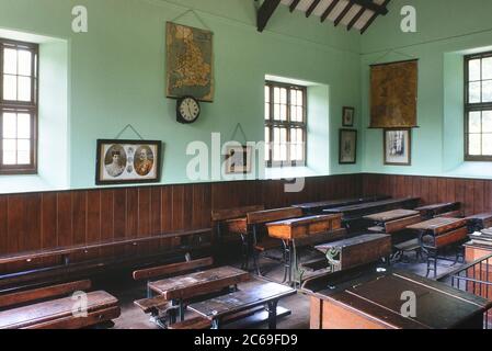 Intérieur de la salle de classe Maestir, Musée national d'histoire de Saint-Fagans, Cardiff, pays de Galles, Royaume-Uni Banque D'Images