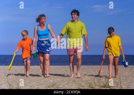 Bonne famille au bord de la mer, Great Yarmouth, Norfolk, Angleterre, Royaume-Uni Banque D'Images