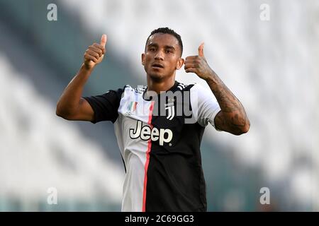 Turin, Italie - 04 juillet 2020 : Danilo de Juventus FC gestes pendant la série UN match de football entre Juventus FC et Torino FC. Juventus FC a remporté 4-1 victoires sur le Torino FC. Crédit: Nicolò Campo/Alay Live News Banque D'Images